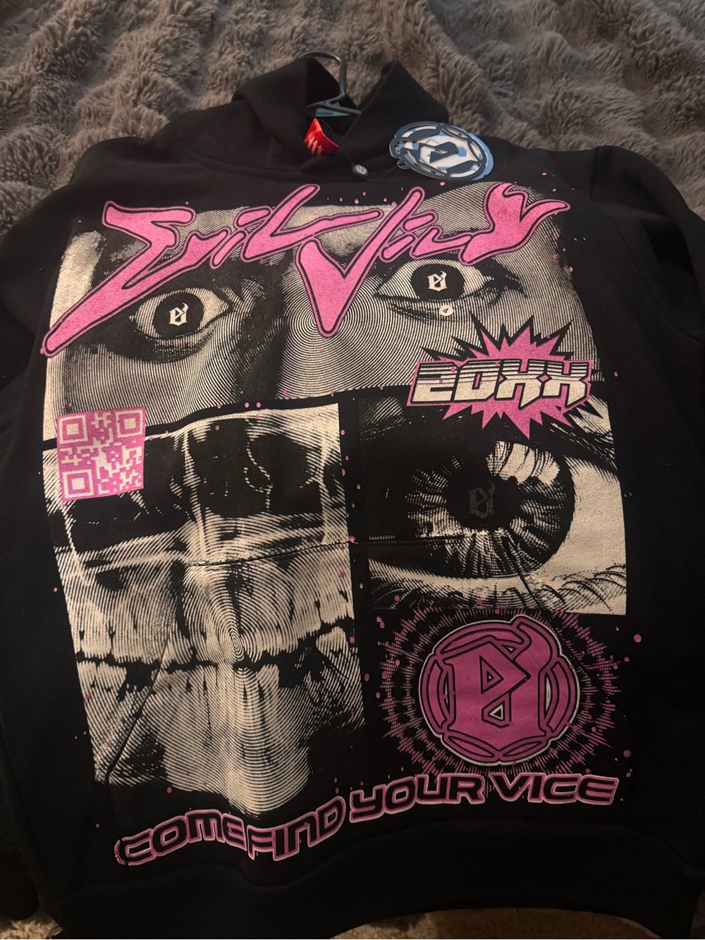 Evil Vice  Men’s (M) Graphic Hoodie with Pink and Cream Skull Design (NWT)